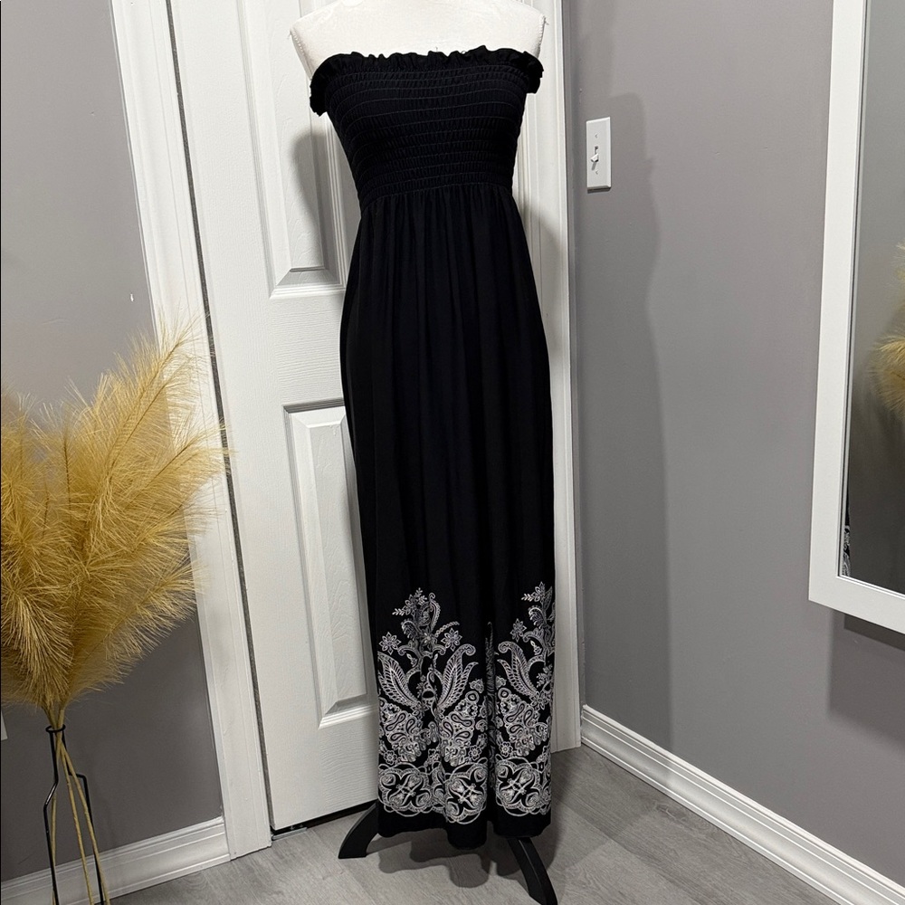 Elegant Black Maxi Dress with White Embroidery